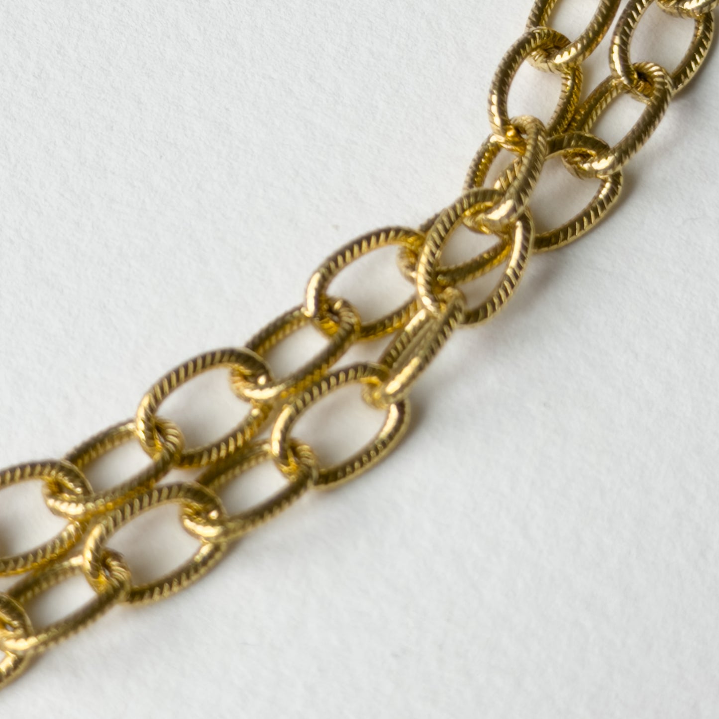 Vera gold chain necklace close-up detail