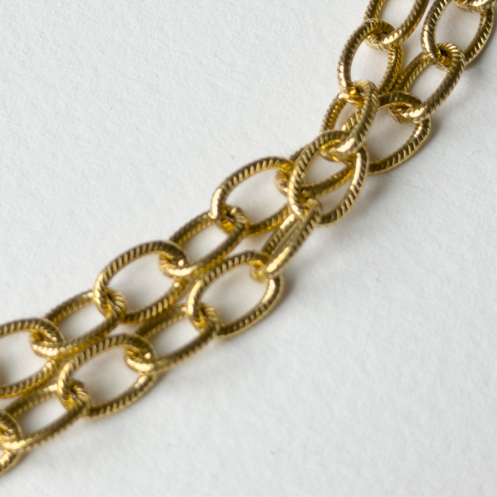 Vera gold chain necklace close-up detail